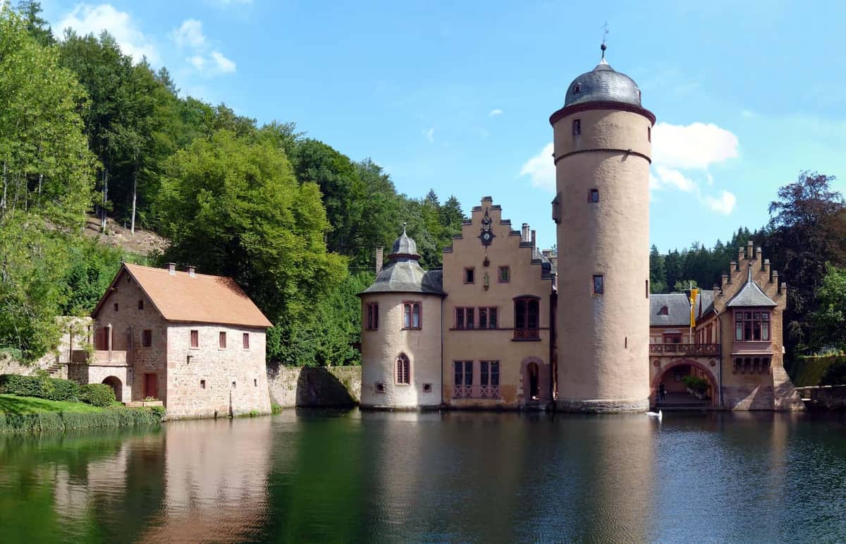 Mespelbrunn: Wasserschloss Mespelbrunn (Wahrzeichen, klassische Wasserspiegelung-Ansicht)
