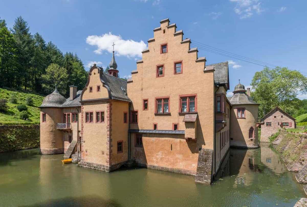 Mespelbrunn: Wasserschloss Mespelbrunn, Ostseite (hochaufloesende Detailansicht)