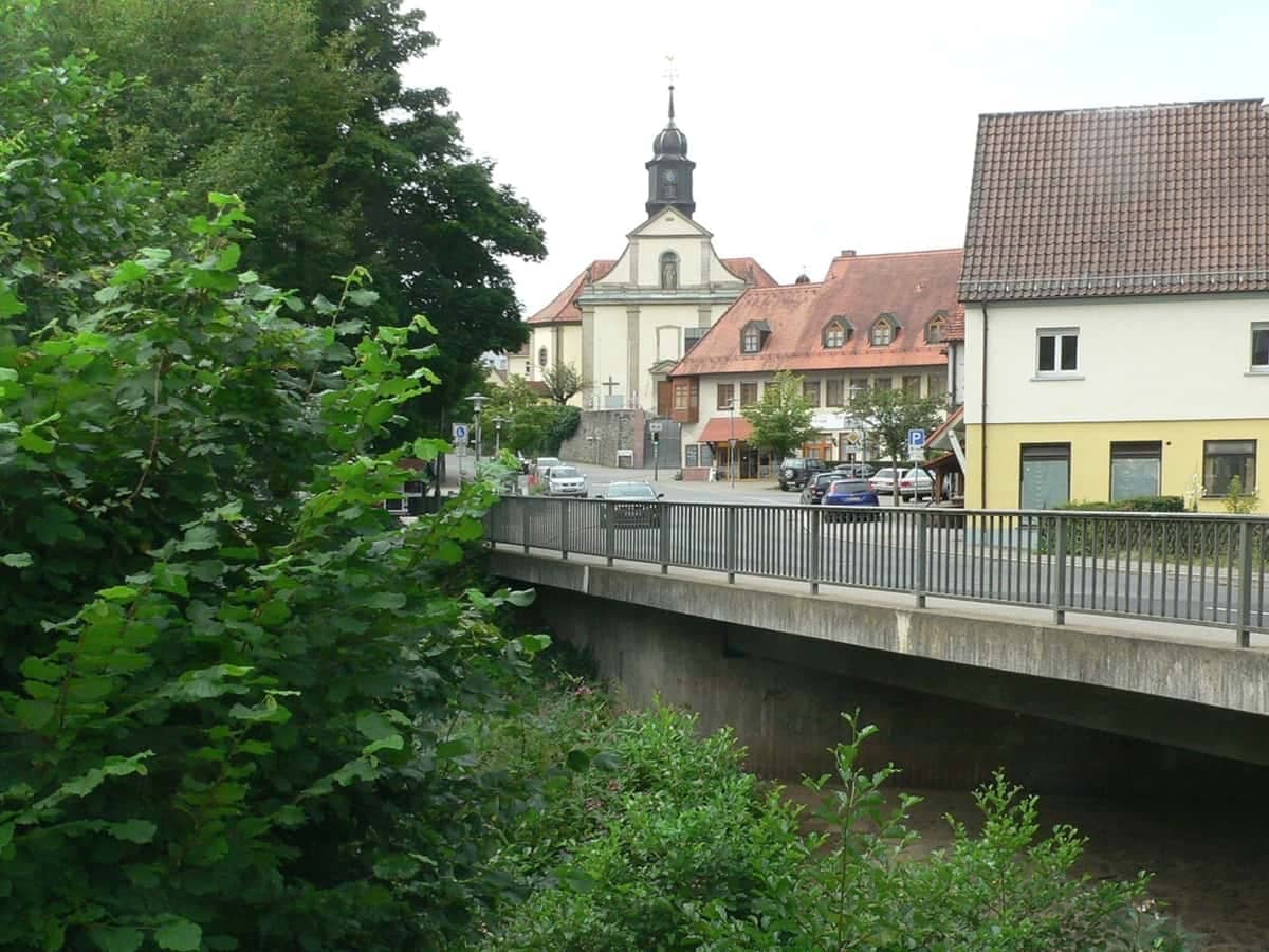 Mömbris: Ortskern-Panorama: Kahl-Brücke, Platz 'Am Markt' + St. Cyriakus Mömbris: Ortskern-Panorama: Kahl-Brücke, Platz 'Am Markt' + St. Cyriakus