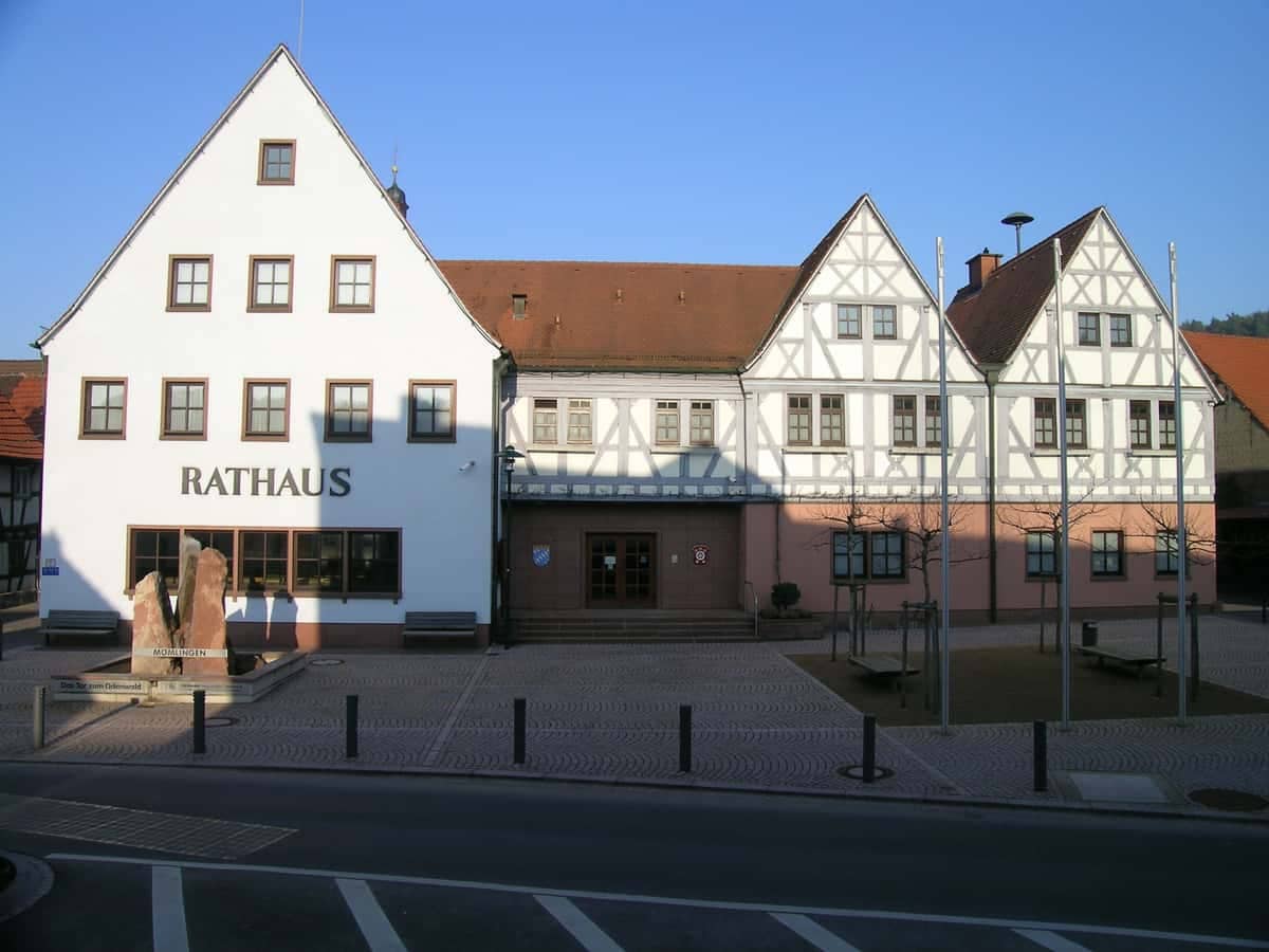 Mömlingen: Rathaus Mömlingen am Ortsmittelpunkt (weißer Bau + Fachwerk-Giebel, gepflasterter Platz) Mömlingen: Rathaus Mömlingen am Ortsmittelpunkt (weißer Bau + Fachwerk-Giebel, gepflasterter Platz)