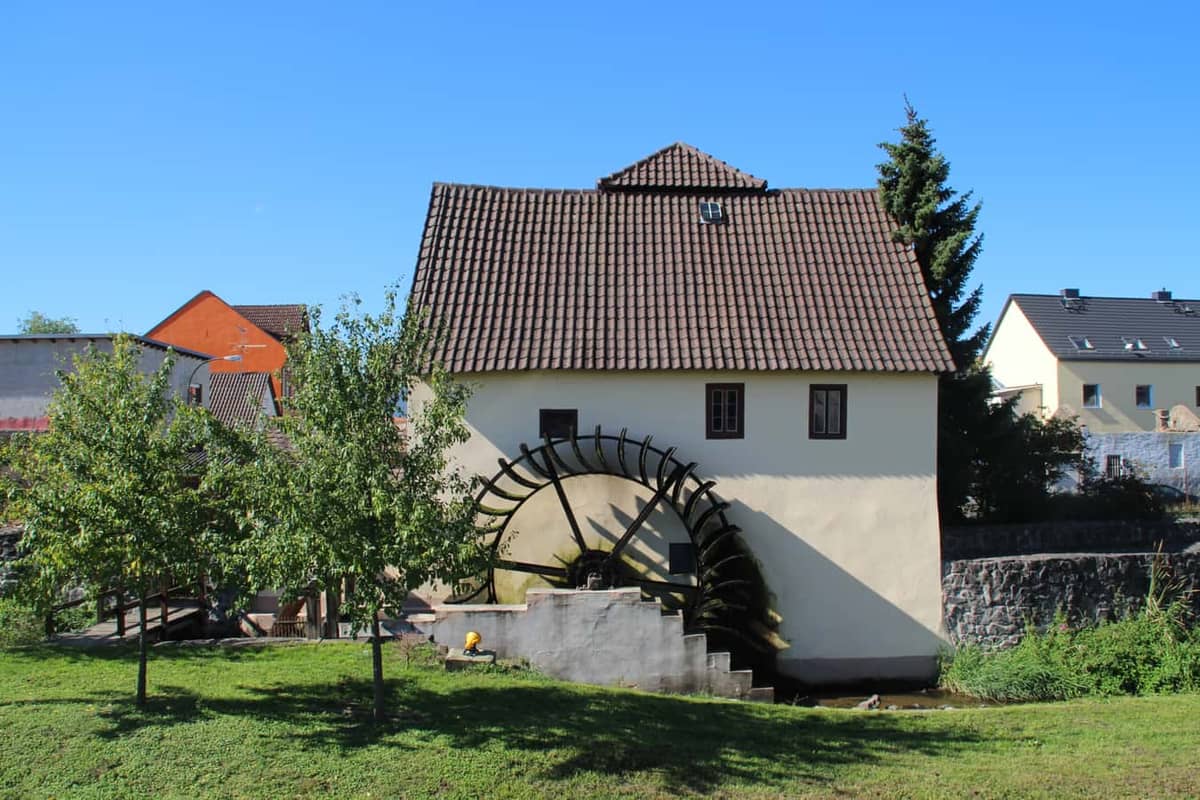 Mühlheim: Ehem. Brückenmühle (1545), Mühlengebäude mit Wasserrad, Museum (KB §6)