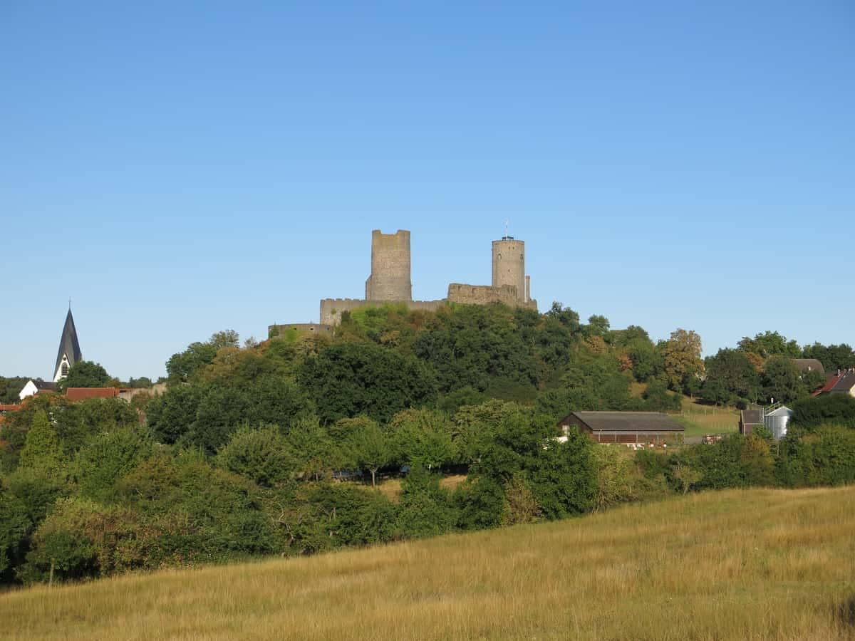 Münzenberg: Burg Münzenberg ('Wetterauer Tintenfass') mit Doppelturm-Silhouette von Westen, darunter Stadt + Kirchturm Münzenberg: Burg Münzenberg ('Wetterauer Tintenfass') mit Doppelturm-Silhouette von Westen, darunter Stadt + Kirchturm