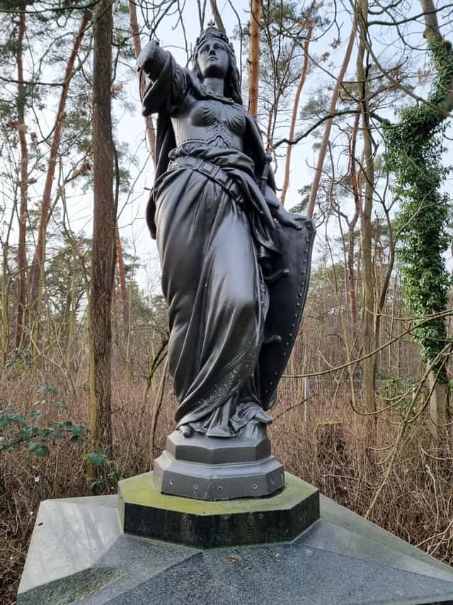 Nauheim: Germania-Statue auf dem Kriegerdenkmal 1870/71 Nauheim: Germania-Statue auf dem Kriegerdenkmal 1870/71