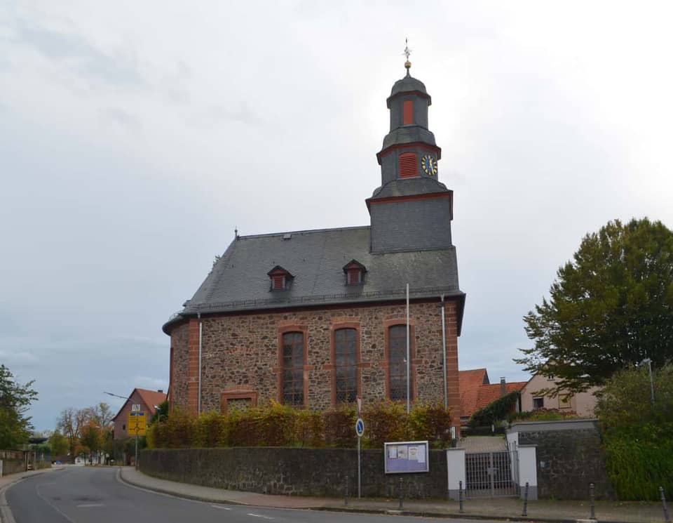 Neuberg: Evangelische Kirche Ravolzhausen (Wahrzeichen, Strassenansicht, Querformat)