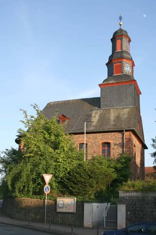 Neuberg: Evangelische Kirche Ravolzhausen, Turmansicht im Abendlicht (Hochformat)