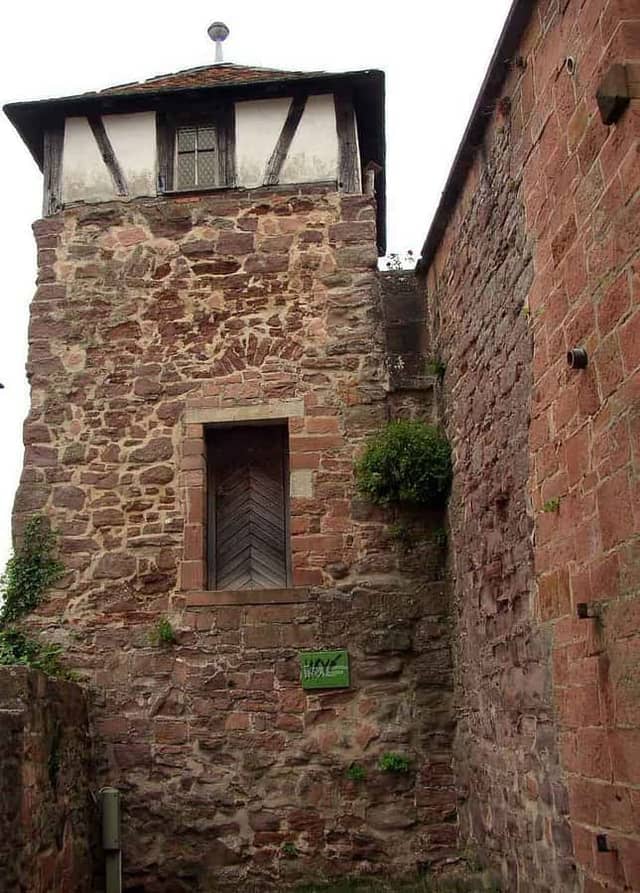 Nidderau: Hexenturm Windecken, mittelalterlicher Wachturm der Stadtbefestigung (Wahrzeichen) Nidderau: Hexenturm Windecken, mittelalterlicher Wachturm der Stadtbefestigung (Wahrzeichen)
