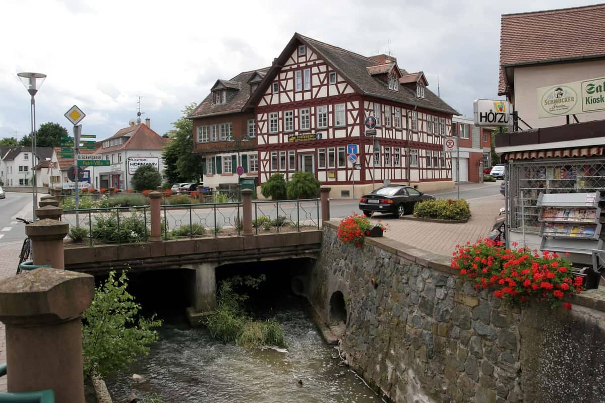 Ober-Ramstadt: Ortskern: Fachwerkhaus am Modau-Bach mit Steinbruecke (Altstadt-Townscape)
