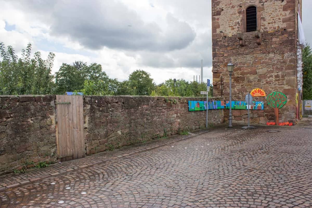 Obernburg am Main: Mittelalterliche Stadtmauer mit Almosenturm der Sandstein-Altstadt Obernburg am Main: Mittelalterliche Stadtmauer mit Almosenturm der Sandstein-Altstadt