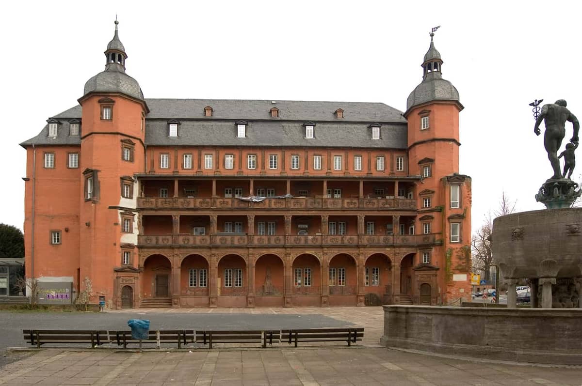 Offenbach: Isenburger Schloss, Renaissance-Suedfassade (Wahrzeichen Nr. 1, heute HfG)