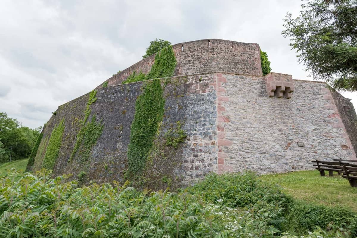 Otzberg: Veste Otzberg (Burg auf dem Vulkankegel), Nahansicht Otzberg: Veste Otzberg (Burg auf dem Vulkankegel), Nahansicht