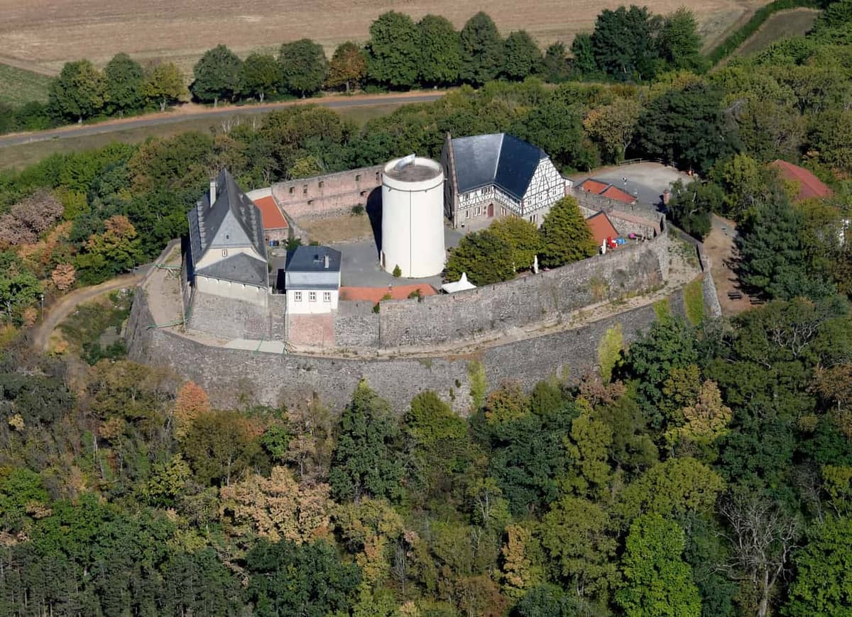 Otzberg: Veste Otzberg, Luftbild von Südosten (Vulkankegel) Otzberg: Veste Otzberg, Luftbild von Südosten (Vulkankegel)
