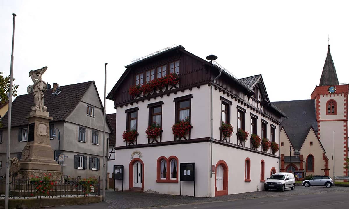 Reichelsheim: Historisches Rathaus (Kernstadt) mit Kriegerdenkmal und evangelischer Kirche