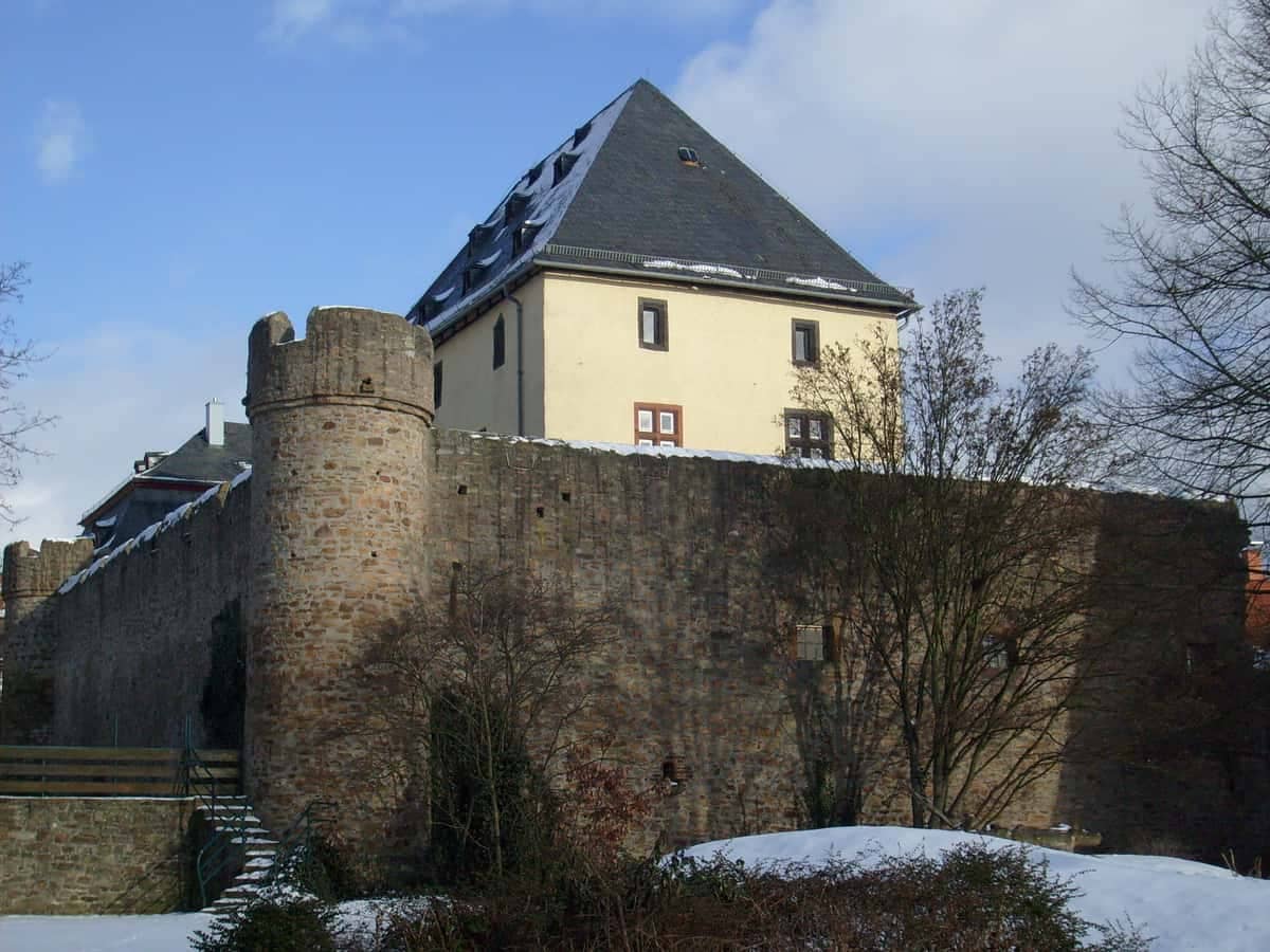 Rockenberg: Burg Rockenberg / Burgturm mit Ringmauer und Rundturm (Wahrzeichen, Winter)