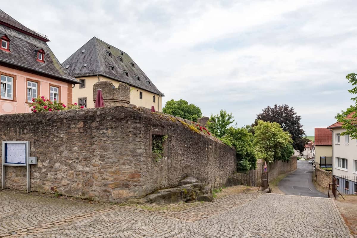 Rockenberg: Burg Rockenberg im Ortskern, Burg + Ringmauer + Altstadtgasse (Sommer)