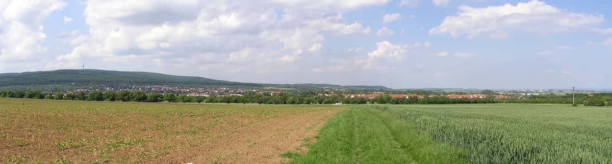 Rosbach: Panorama von Rosbach mit Taunusrücken im Hintergrund (Feld-Vordergrund, Querformat)