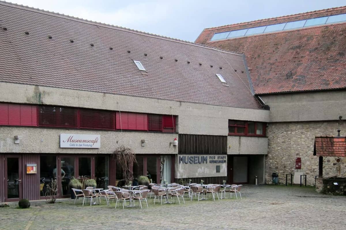 Rüsselsheim am Main: Festung Rüsselsheim, Innenhof mit Stadt- und Industriemuseum + Museumscafé (Hauptwahrzeichen) Rüsselsheim am Main: Festung Rüsselsheim, Innenhof mit Stadt- und Industriemuseum + Museumscafé (Hauptwahrzeichen)
