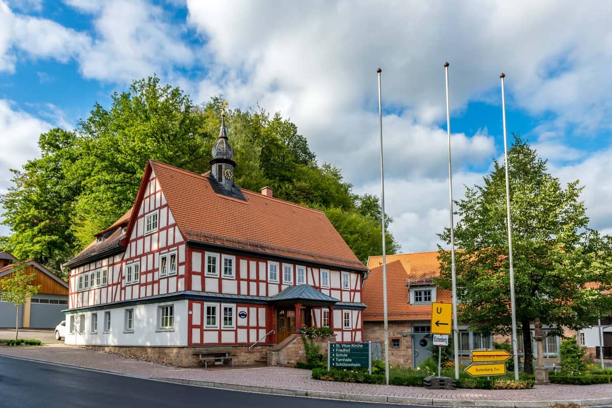 Sailauf: Altes Rathaus (Fachwerkbau um 1800)