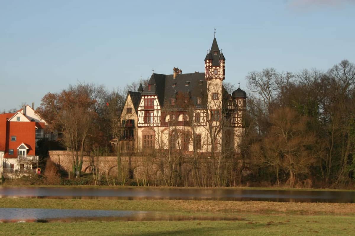 Schöneck: Neues Schloss Büdesheim an der Nidder (Fachwerk-Schloss mit Turm)