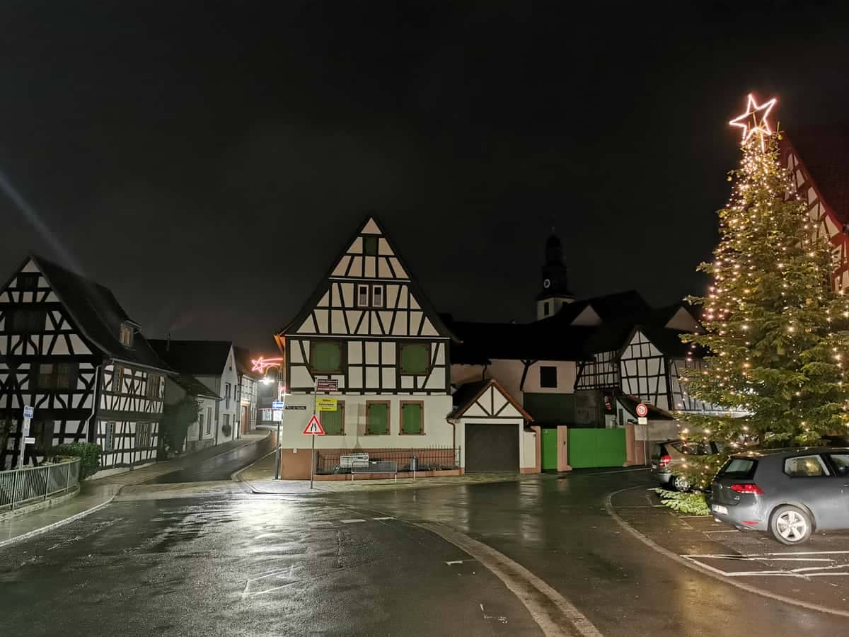 Schöneck: Historischer Ortskern Kilianstädten mit Fachwerkhäusern, Dorfkirche und beleuchtetem Weihnachtsbaum (Nachtaufnahme)