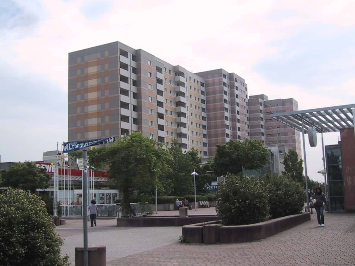 Schwalbach: Marktplatz (Ortskern) mit Limesstadt-Hochhaeusern im Hintergrund, Tageslicht