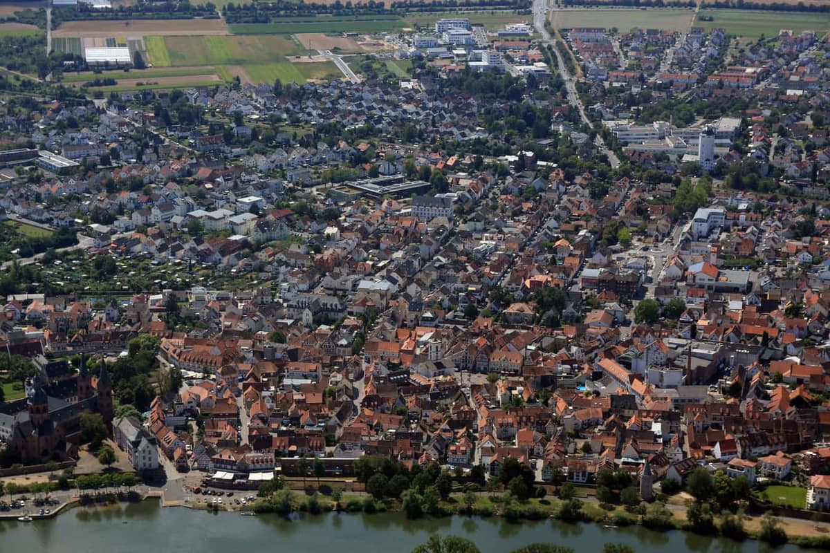 Seligenstadt: Luftbild der historischen Altstadt mit Einhard-Basilika und Palatium am Mainufer Seligenstadt: Luftbild der historischen Altstadt mit Einhard-Basilika und Palatium am Mainufer