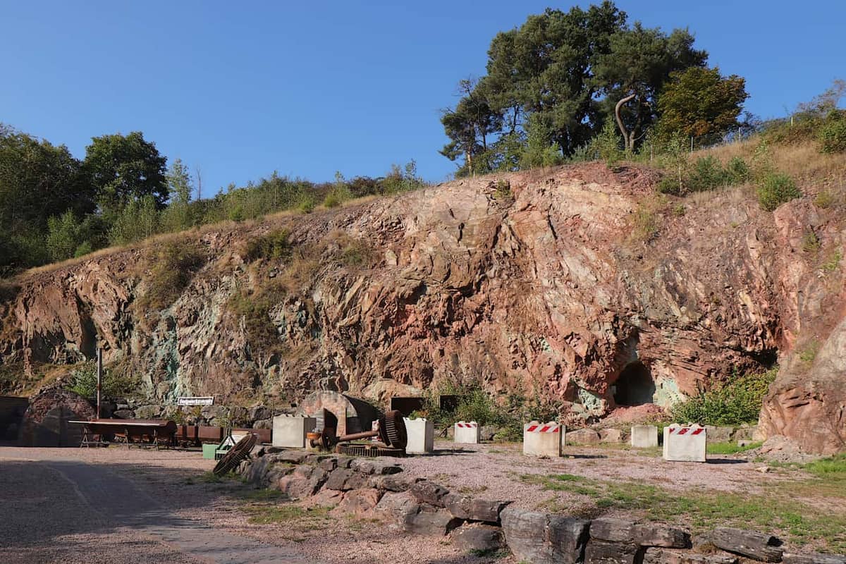 Sommerkahl: Grube Wilhelmine, ehem. Kupferbergwerk (Besucherbergwerk), Tagebau-Felswand mit historischen Stollenmuendern, das Wahrzeichen Sommerkahls Sommerkahl: Grube Wilhelmine, ehem. Kupferbergwerk (Besucherbergwerk), Tagebau-Felswand mit historischen Stollenmuendern, das Wahrzeichen Sommerkahls
