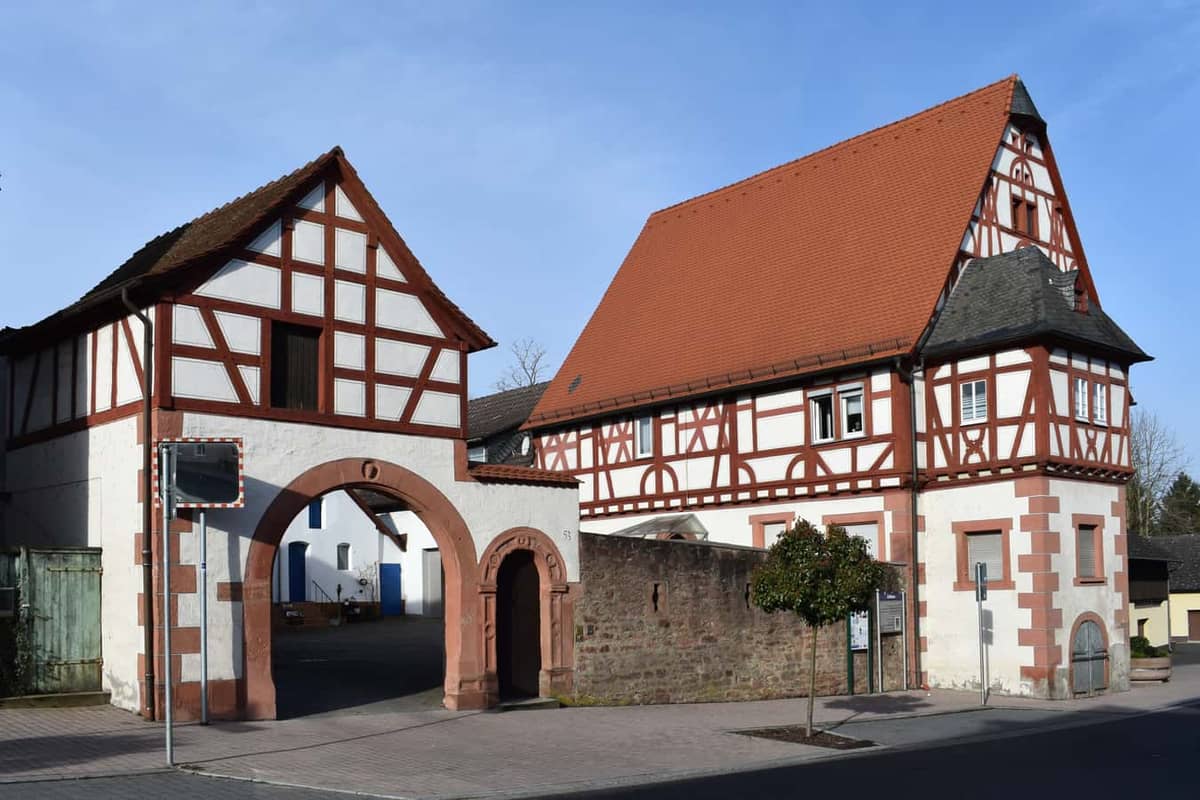 Stockstadt: Zollhaus (1514-1545), historisches Fachwerkgebaeude mit Torbogen Stockstadt: Zollhaus (1514-1545), historisches Fachwerkgebaeude mit Torbogen