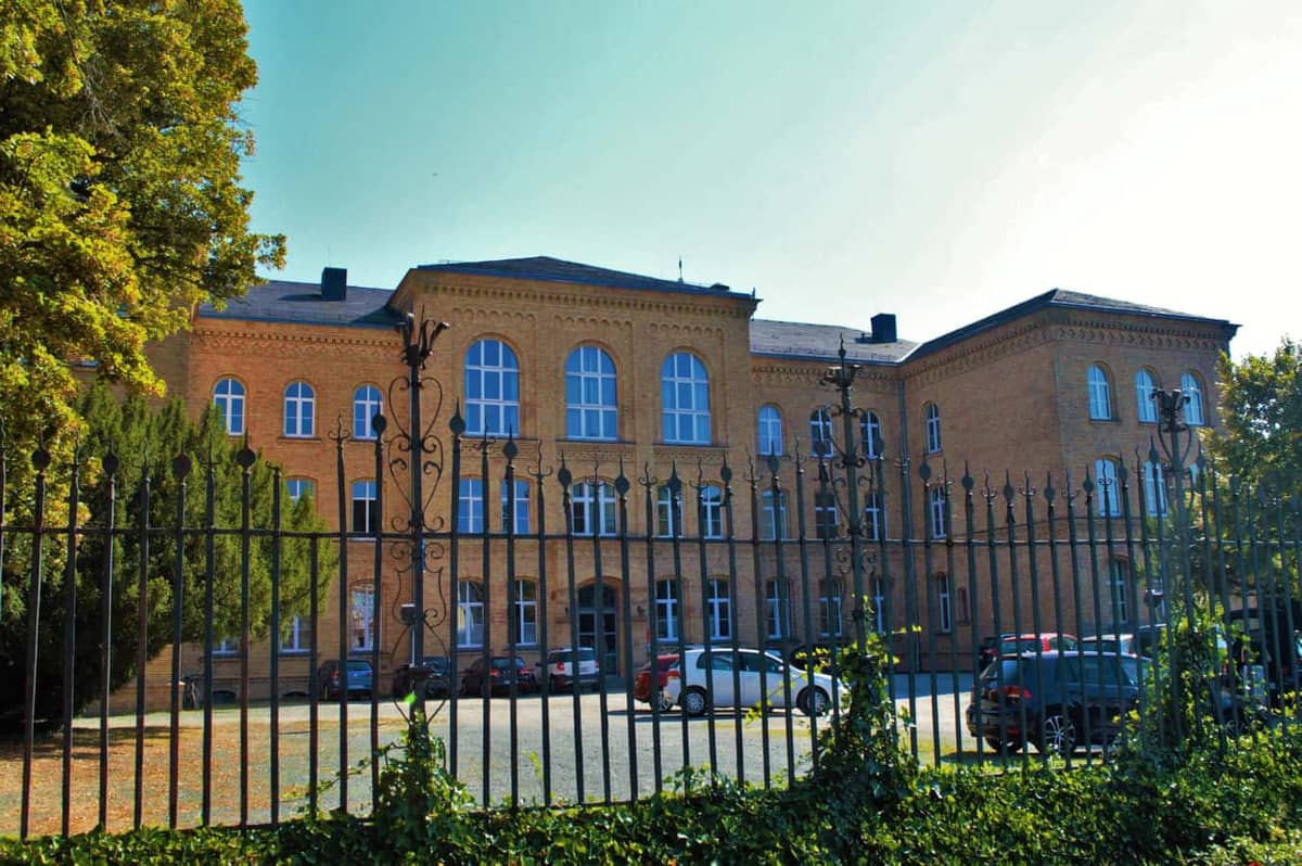 Usingen: Usinger Schloss (Residenz Nassau-Usingen, heute Christian-Wirth-Schule) Usingen: Usinger Schloss (Residenz Nassau-Usingen, heute Christian-Wirth-Schule)