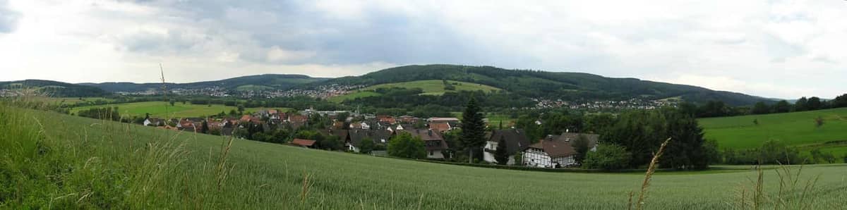 Wächtersbach: Stadtpanorama im Kinzigtal vor Vogelsberg-/Spessart-Höhen