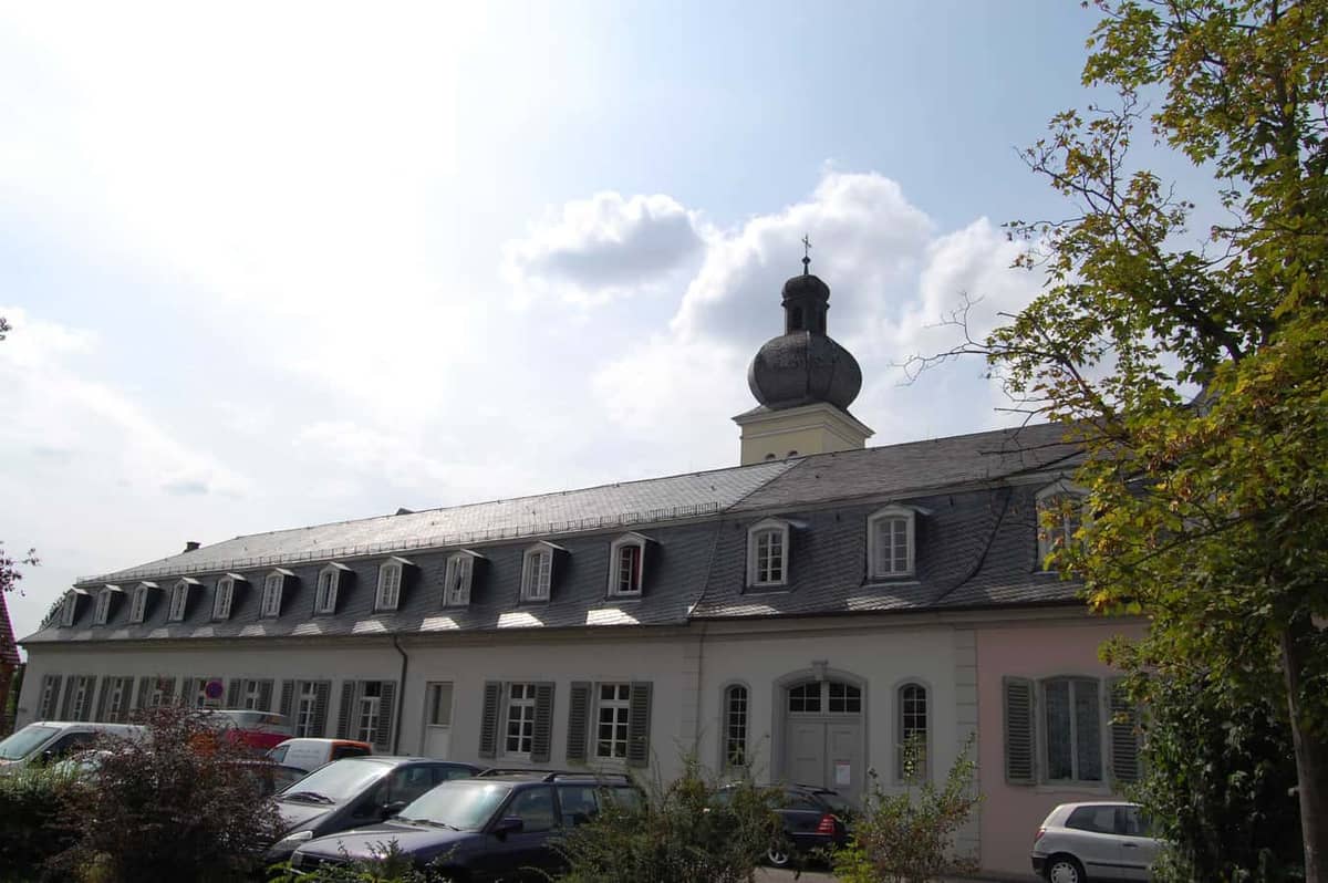 Weiterstadt: Schloss (Schlösschen) Braunshardt, Frontansicht, kulturelles Wahrzeichen von Weiterstadt