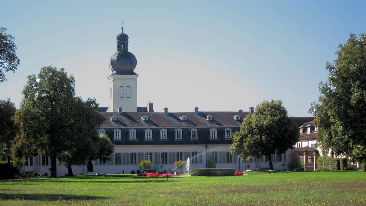 Weiterstadt: Schloss Braunshardt vom Schlosspark aus gesehen (zweite Perspektive)