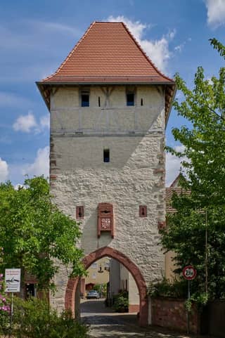 Wörth am Main: Oberes Tor, mittelalterliches Stadttor/Torturm (Reste der Stadtbefestigung): weißer Sandsteinturm mit Fachwerk-Obergeschoss, rotes Ziegeldach, Tordurchfahrt; ikonisches Wahrzeichen der Altstadt