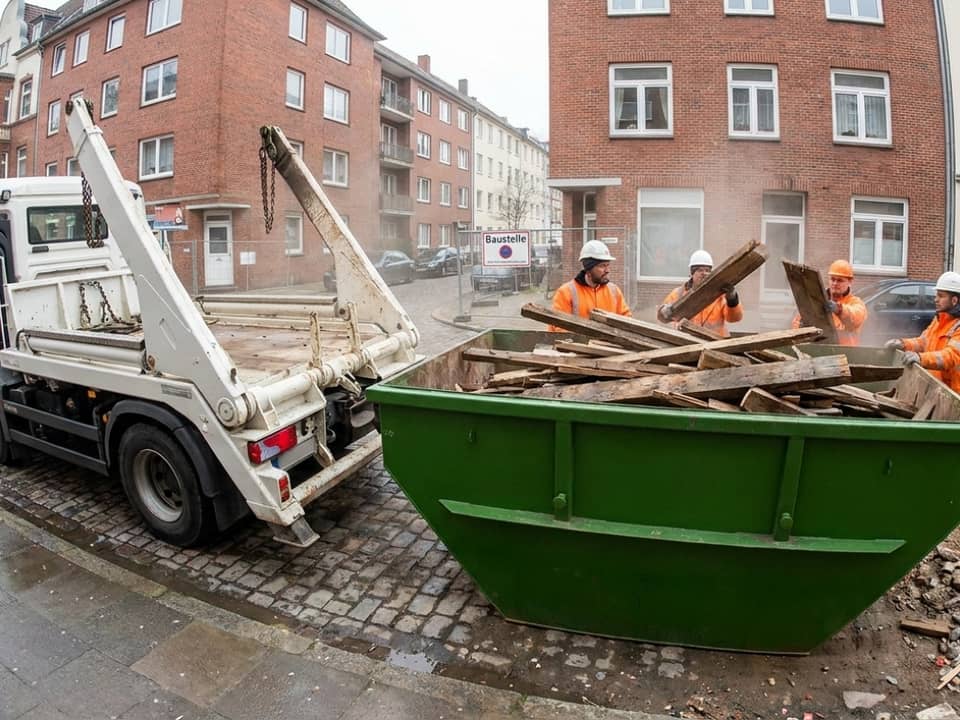 ARM-Container mit Holz und Sperrmüll beladen ARM-Container mit Holz und Sperrmüll beladen