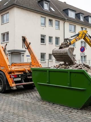Containerdienst Bruchköbel: Container wird direkt vor Ort beladen Containerdienst Bruchköbel: Container wird direkt vor Ort beladen