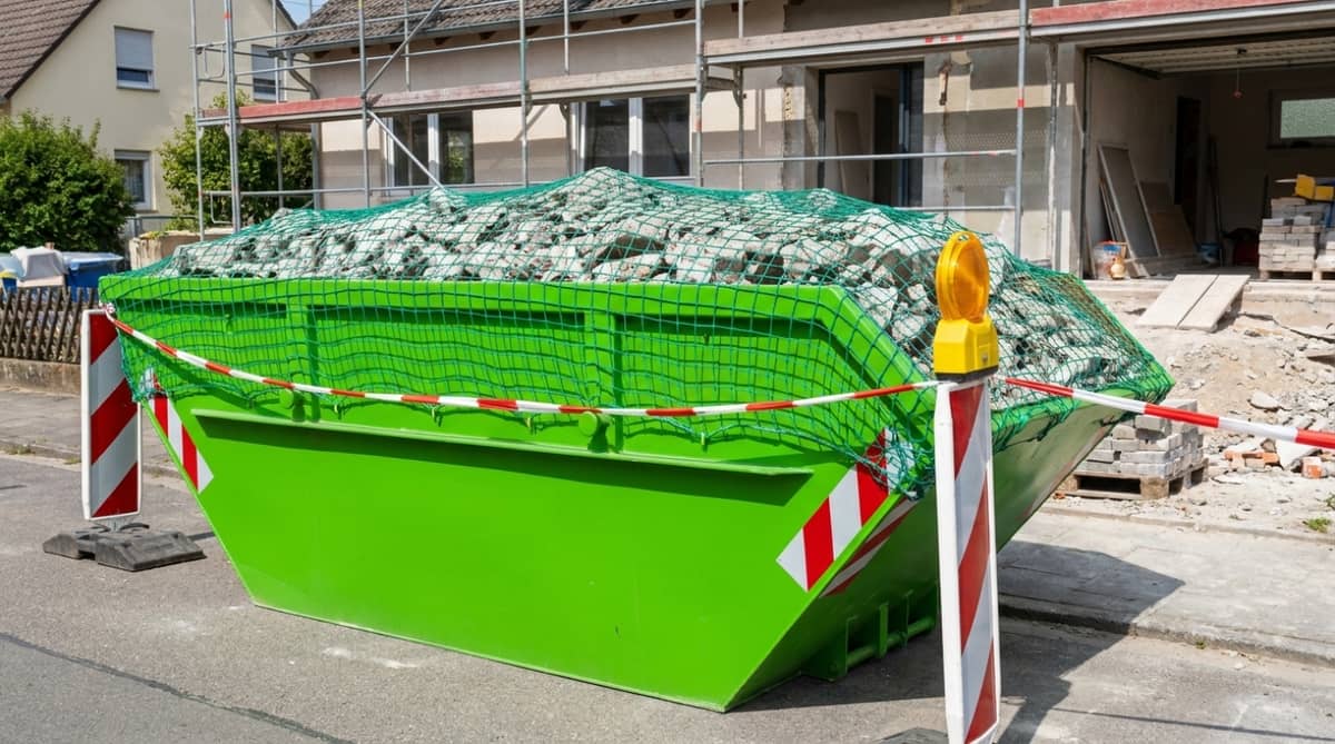 Korrekt beladener ARM-Container, mit Netz gegen Herausfallen gesichert Korrekt beladener ARM-Container, mit Netz gegen Herausfallen gesichert