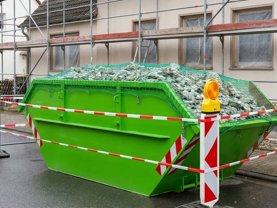 Container mit kompletter Absicherung auf öffentlichem Grund Container mit kompletter Absicherung auf öffentlichem Grund