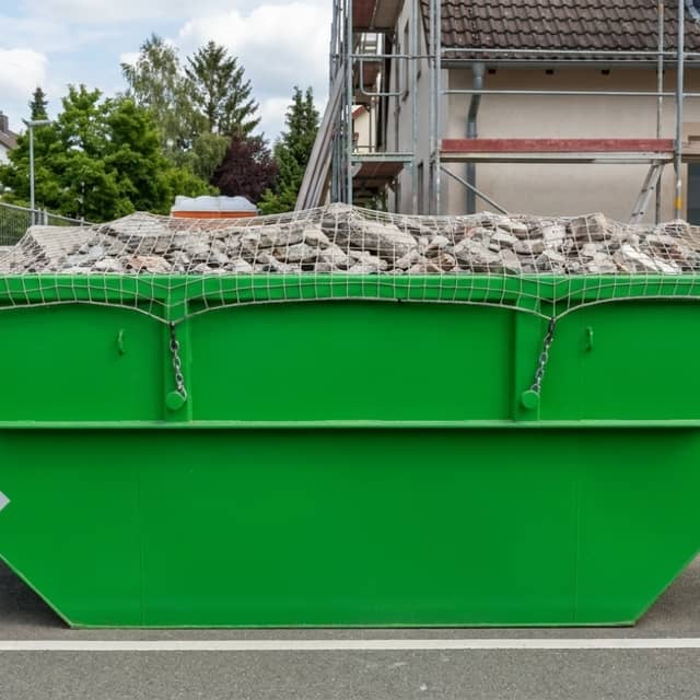 Containerdienst Bruchköbel: Container mit Verkehrssicherung auf öffentlichem Grund Containerdienst Bruchköbel: Container mit Verkehrssicherung auf öffentlichem Grund
