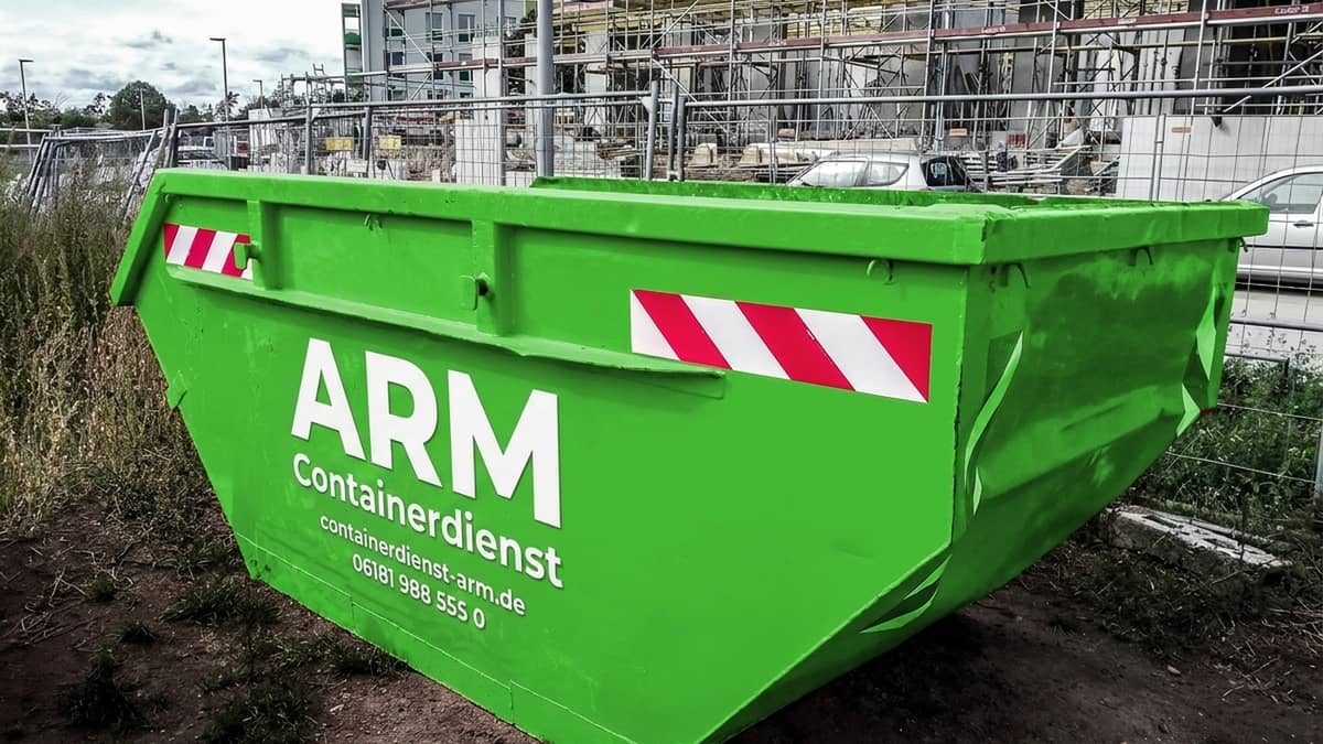 Containerdienst Gießen: Container von ARM auf einer Baustelle