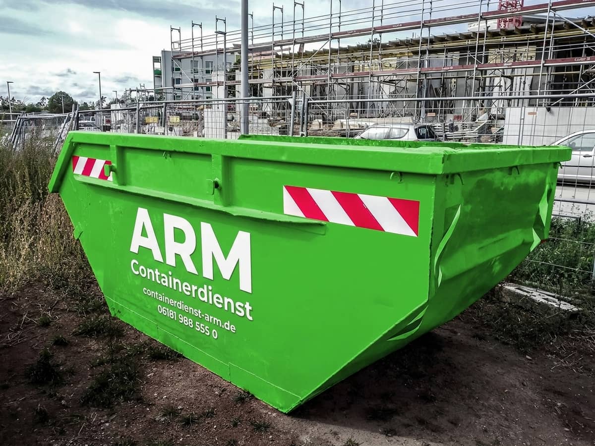Bauschutt in Absetzcontainer von ARM Containerdienst Hanau