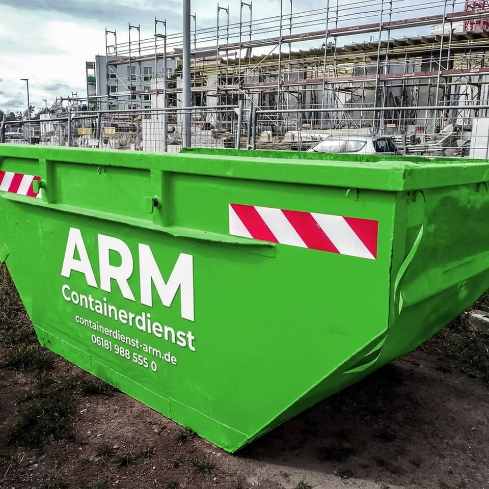 Container mieten in Hanau und Frankfurt: grüne ARM-Absetzmulde auf der Baustelle