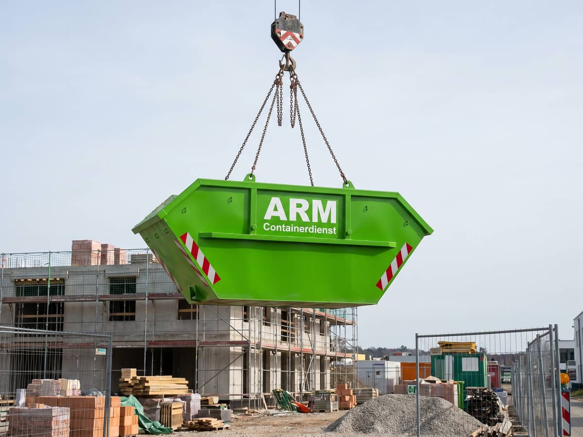 Kranbarer Container am Kranhaken Kranbarer Container am Kranhaken