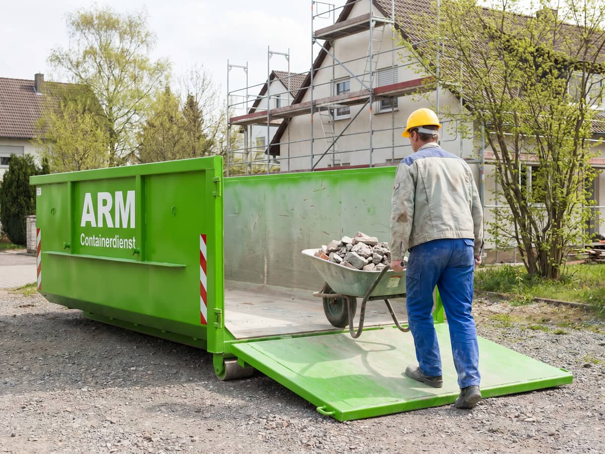Container mit Klappe — Schubkarren-Befüllung Container mit Klappe — Schubkarren-Befüllung