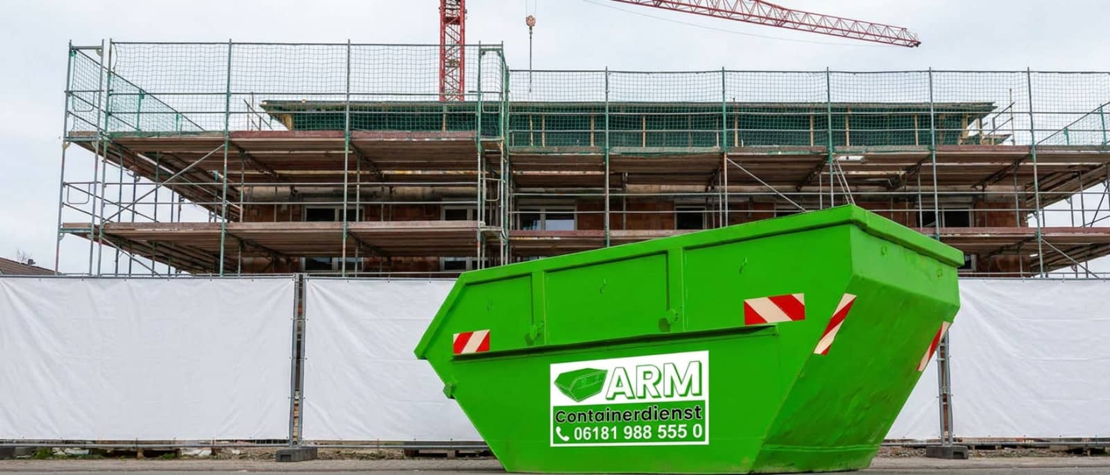 Containerdienst Gründau: Container von ARM vor einer Baustelle
