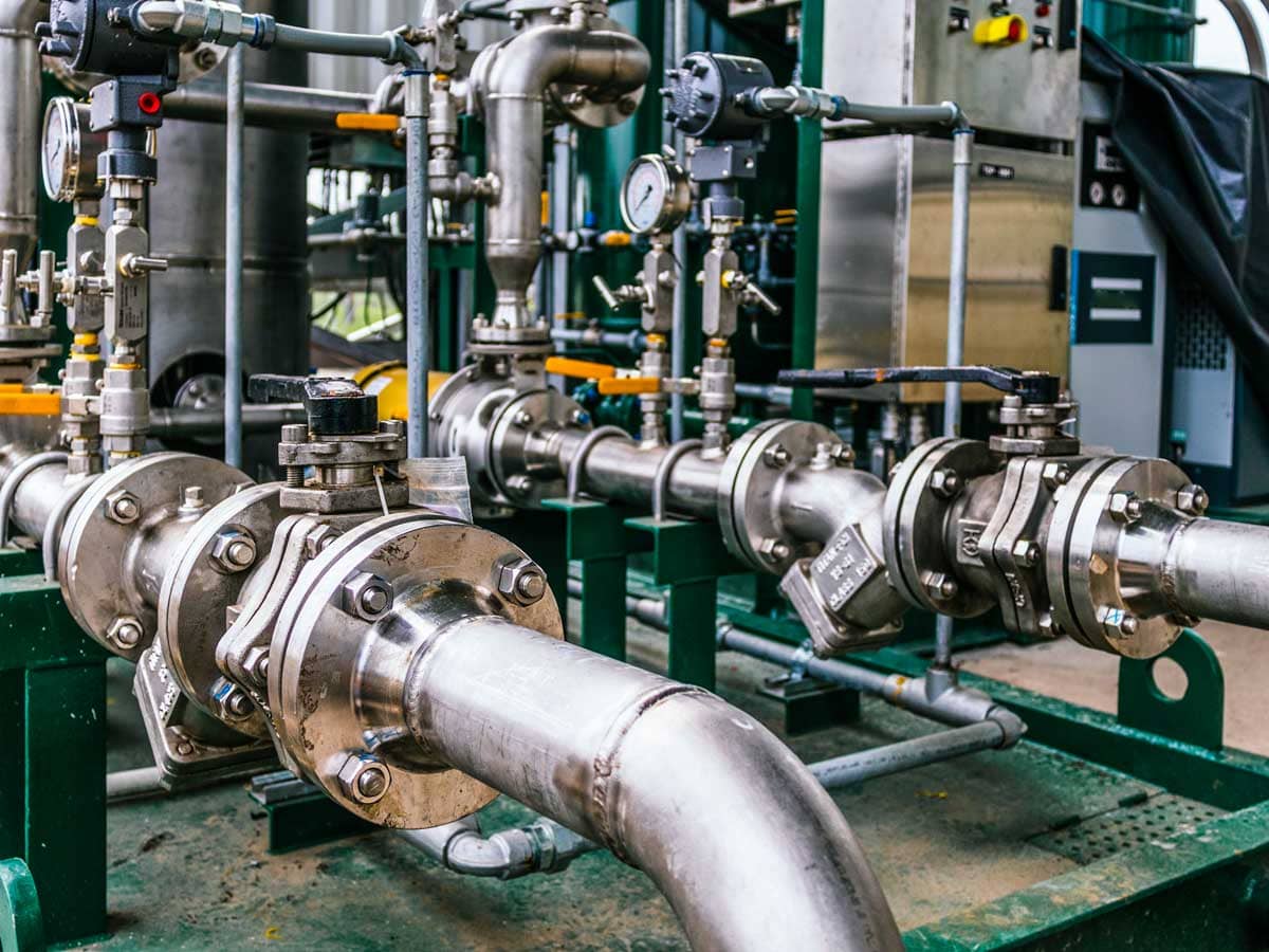 Edelstahl-Rohre, Ventile und Steuerungstechnik einer Industrieanlage