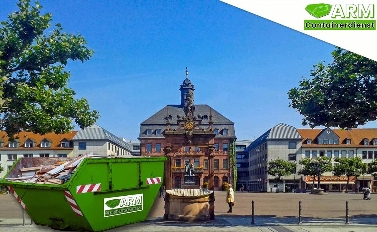 Containerdienst Hanau: grüner ARM-Container am Marktplatz vor dem historischen Rathaus