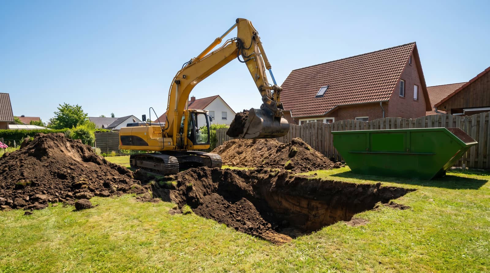 Bagger hebt eine Poolgrube aus, Baggerarbeiten und Erdaushub von ARM