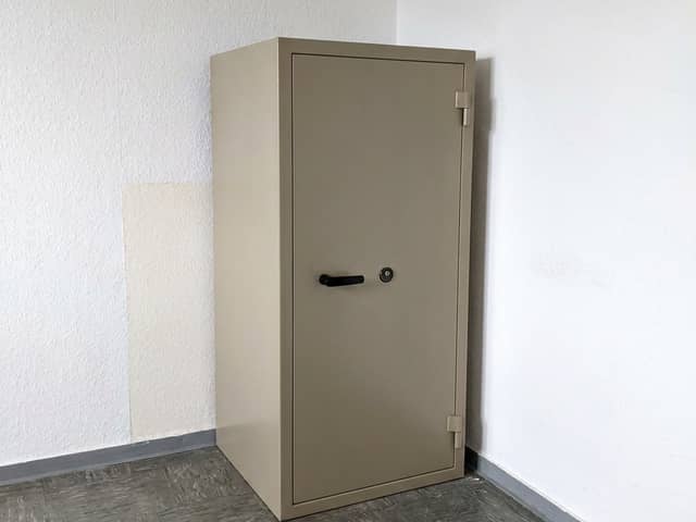 Verschlossener Wertschutzschrank in der Ecke eines geräumten Zimmers Verschlossener Wertschutzschrank in der Ecke eines geräumten Zimmers