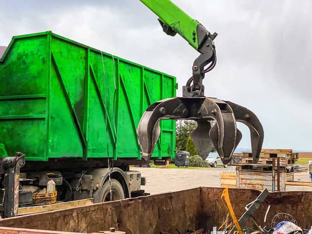 Verladekran lädt Altmetall in den Container