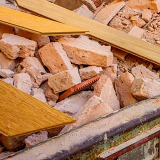 Baumischabfall-Haufen: Holz, Kunststoff, Dämmung