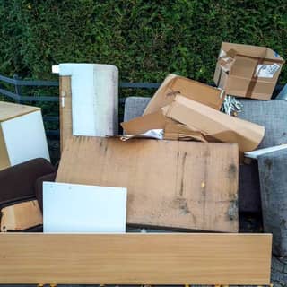 Sperrmüll-Haufen: Möbel, Matratzen, Teppich